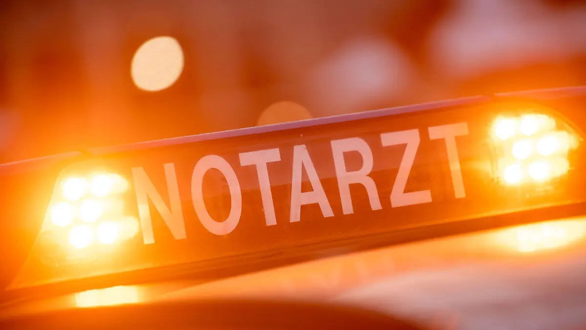 Auf dem Weg ins Krankenhaus führt der Notarzt Reanimationsmaßnahmen durch - kurze Zeit später stirbt der Mann in der Klinik. (Symbolfoto)