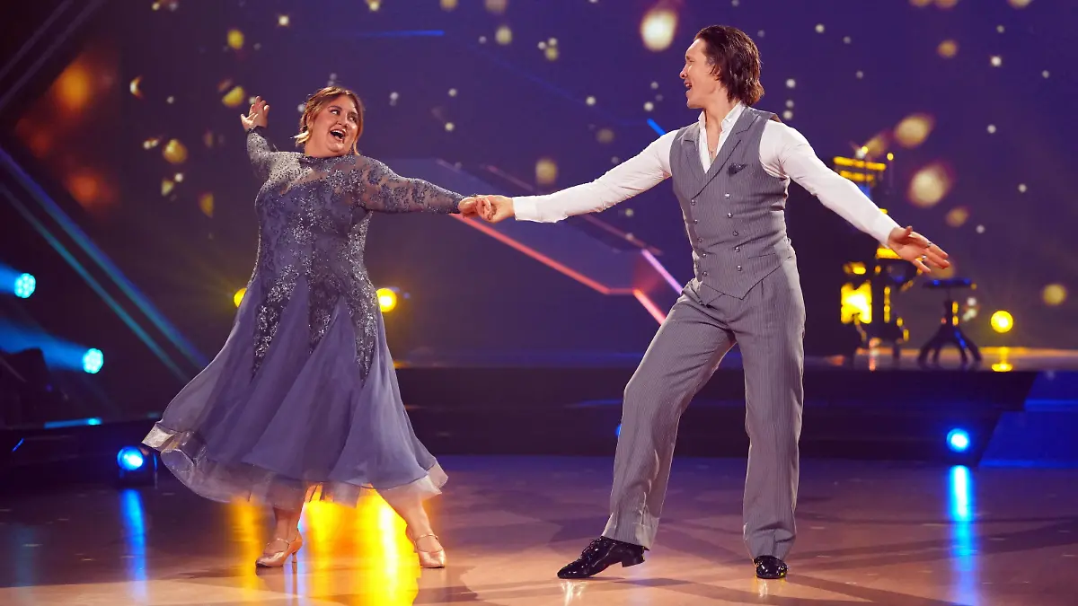 selfiesandra macht ihr Slowfox richtig gute Laune Let's Dance 2025 - Show 8