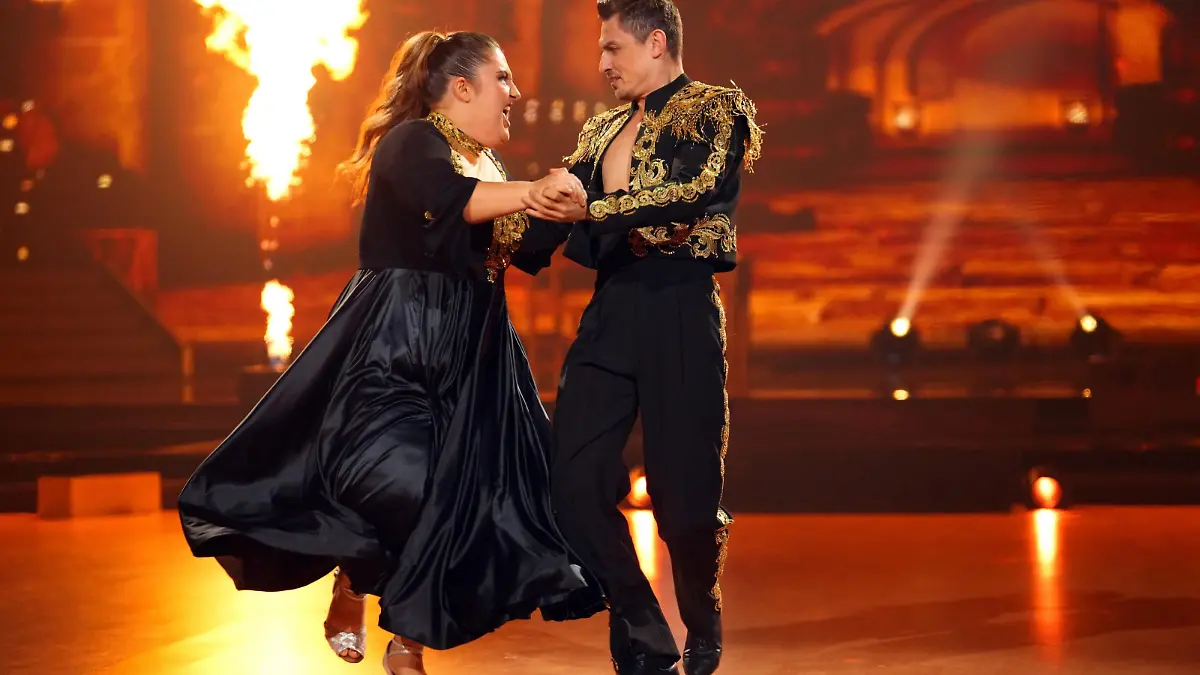 selfiesandra fackelt mit Paso Doble die Hütte ab Let's Dance 2025 - Show 8