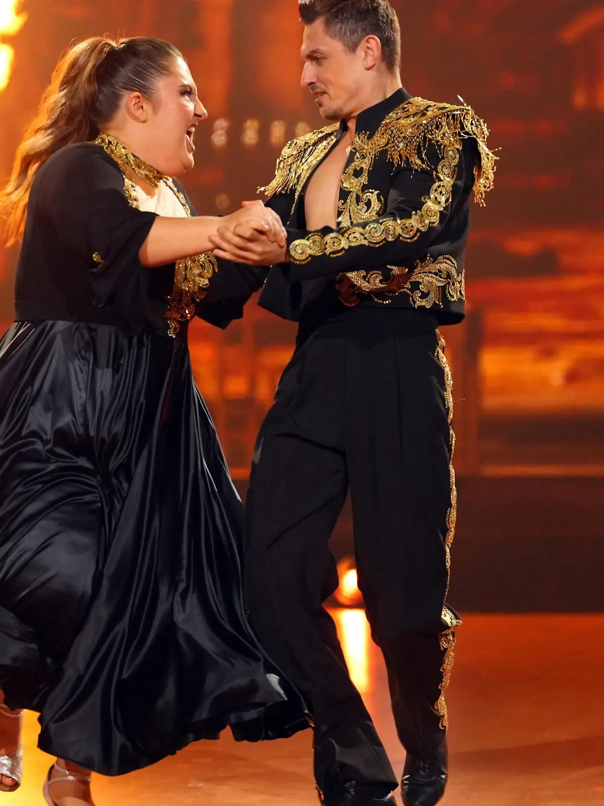 Bild zu: "selfiesandra fackelt mit Paso Doble die Hütte ab"