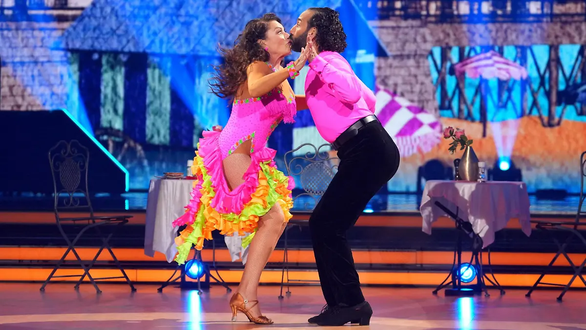 Christine Neubauer knutscht Massimo Sinató bei der Rückkehr Let's Dance 2025 - Show 8