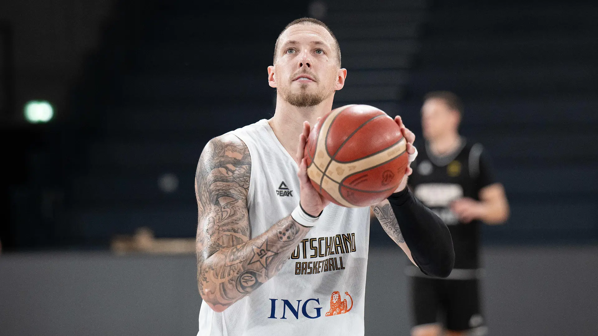 ARCHIV - 11.08.2023, Hamburg: Daniel Theis beim Medientraining der Basketball-Nationalmannschaft in der edel-optics.de Arena. Nationalspieler Daniel Theis findet Kiffen nach Basketball-Spielen in Ordnung. «Kiffen abends nach dem Spiel finde ich grundsätzlich okay. Ich schätze, drei Viertel aller NBA-Spieler machen das jetzt schon regelmäßig. (zu dpa ·NBA-Profi Theis: «Kiffen nach dem Spiel finde ich grundsätzlich okay»·) Foto: Daniel Reinhardt/dpa +++ dpa-Bildfunk +++