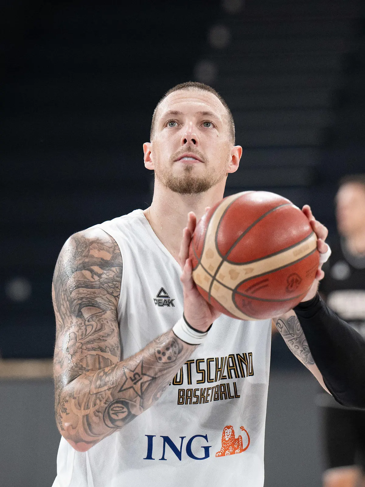 ARCHIV - 11.08.2023, Hamburg: Daniel Theis beim Medientraining der Basketball-Nationalmannschaft in der edel-optics.de Arena. Nationalspieler Daniel Theis findet Kiffen nach Basketball-Spielen in Ordnung. «Kiffen abends nach dem Spiel finde ich grundsätzlich okay. Ich schätze, drei Viertel aller NBA-Spieler machen das jetzt schon regelmäßig. (zu dpa ·NBA-Profi Theis: «Kiffen nach dem Spiel finde ich grundsätzlich okay»·) Foto: Daniel Reinhardt/dpa +++ dpa-Bildfunk +++