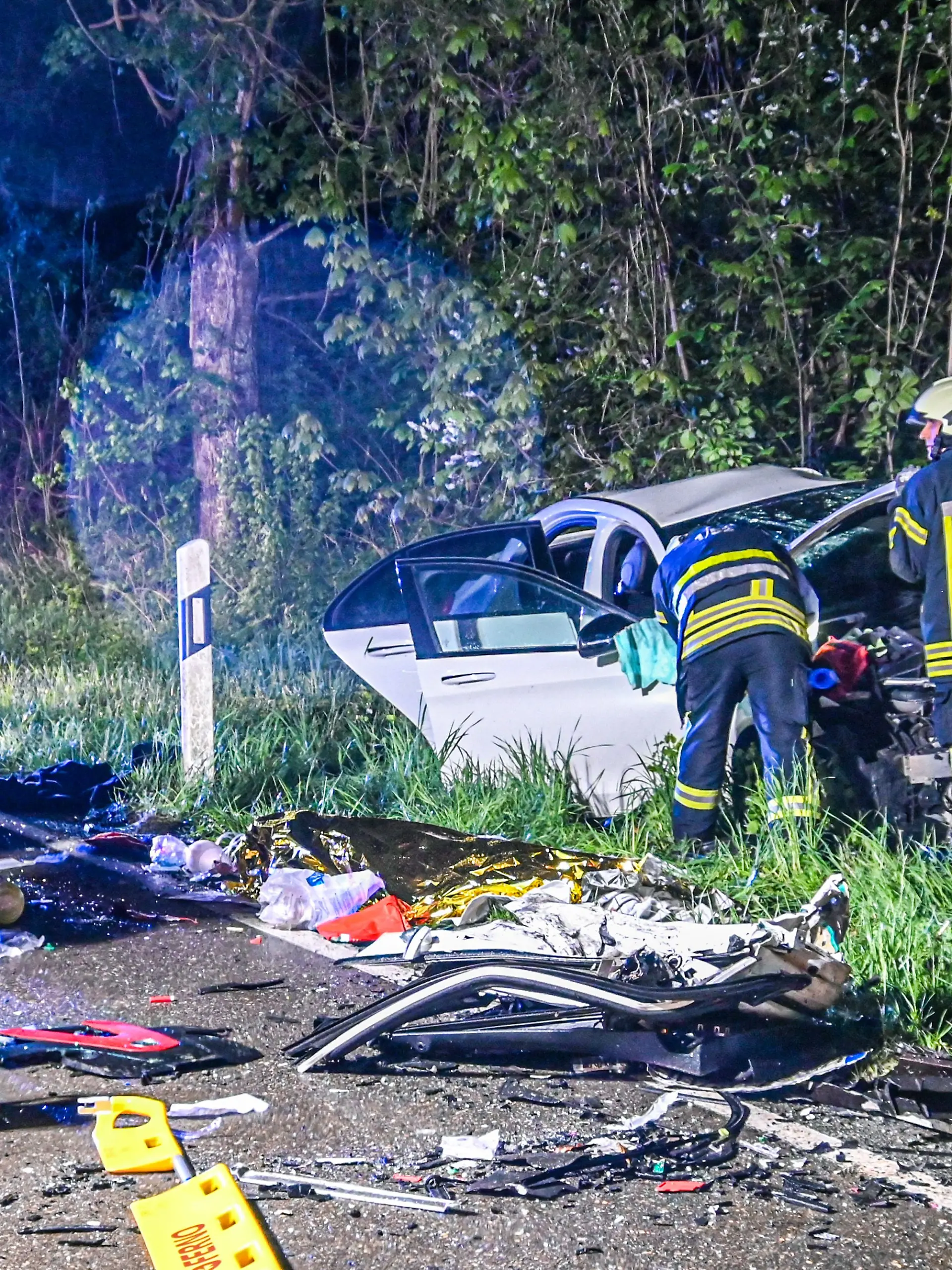 Bild zu: "Mercedes-Fahrer (21) crasht in Auto! Drei Menschen sterben"
