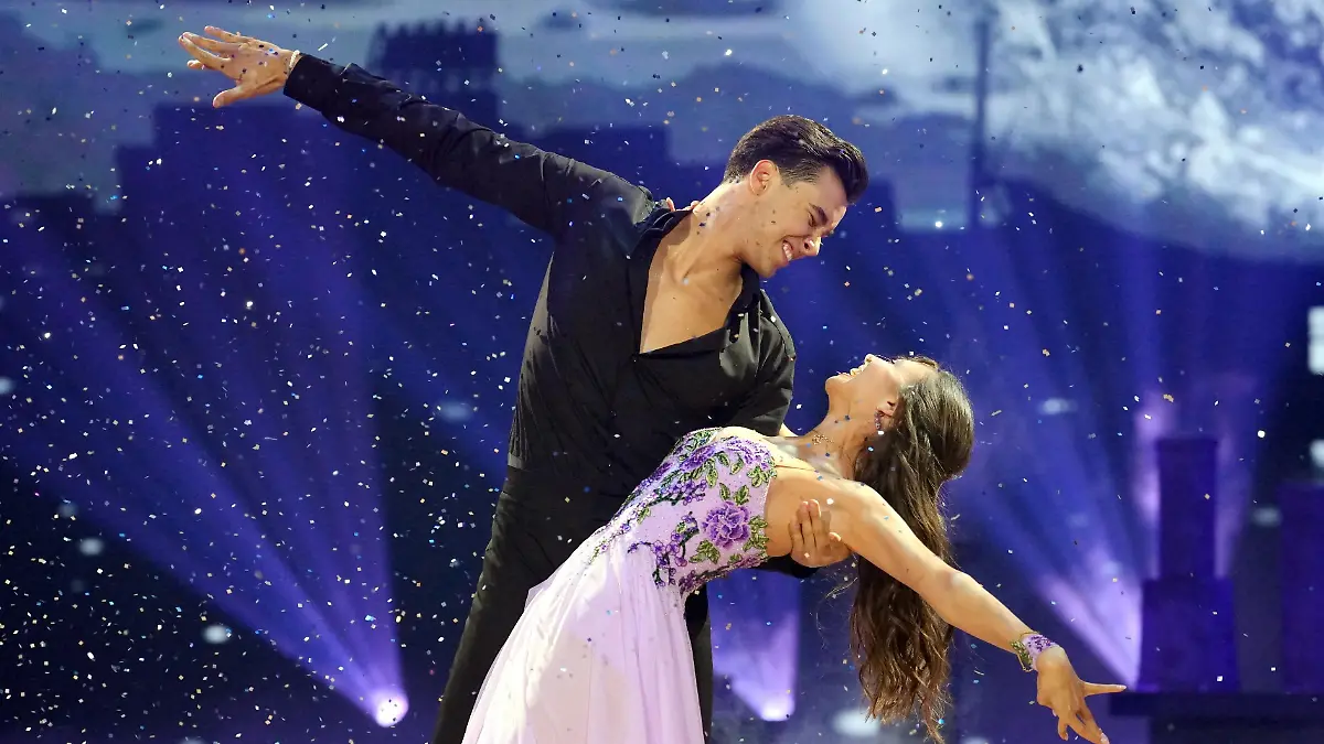 Diego Pooth und Ekaterina Leonova tanzen Langsamer Walzer.
