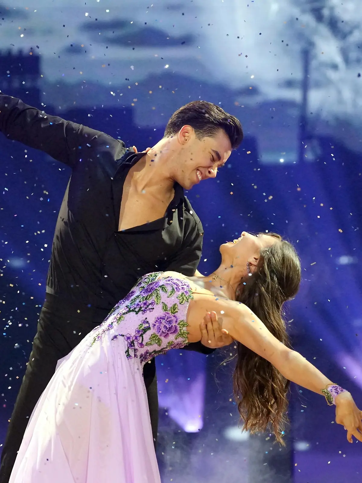 Diego Pooth und Ekaterina Leonova tanzen Langsamer Walzer.
