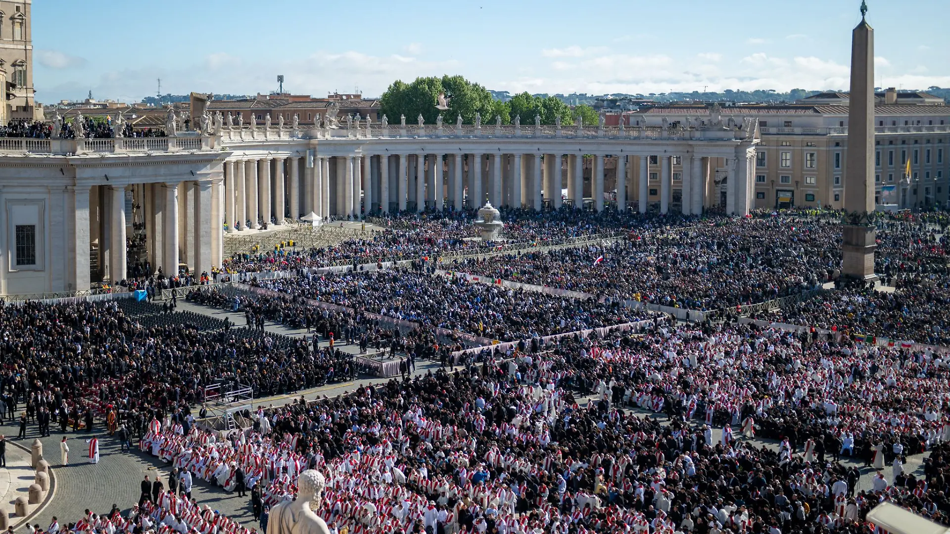 Hunderttausende Menschen nehmen Abschied von Papst Franziskus.