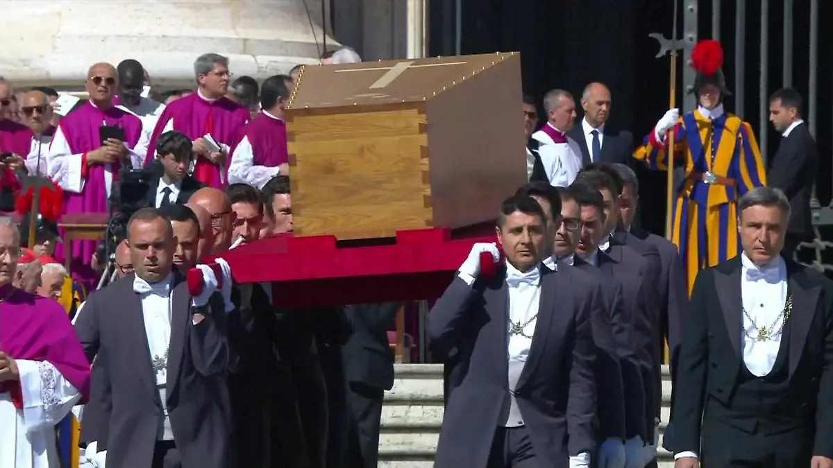 Sargträger bringen den Papst auf den Petersplatz Trauerfeier für Franziskus