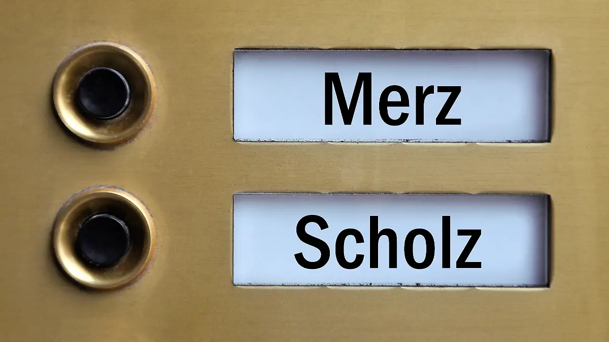 Fotomontage eines Klingelschilds mit den Namen Merz und Scholz