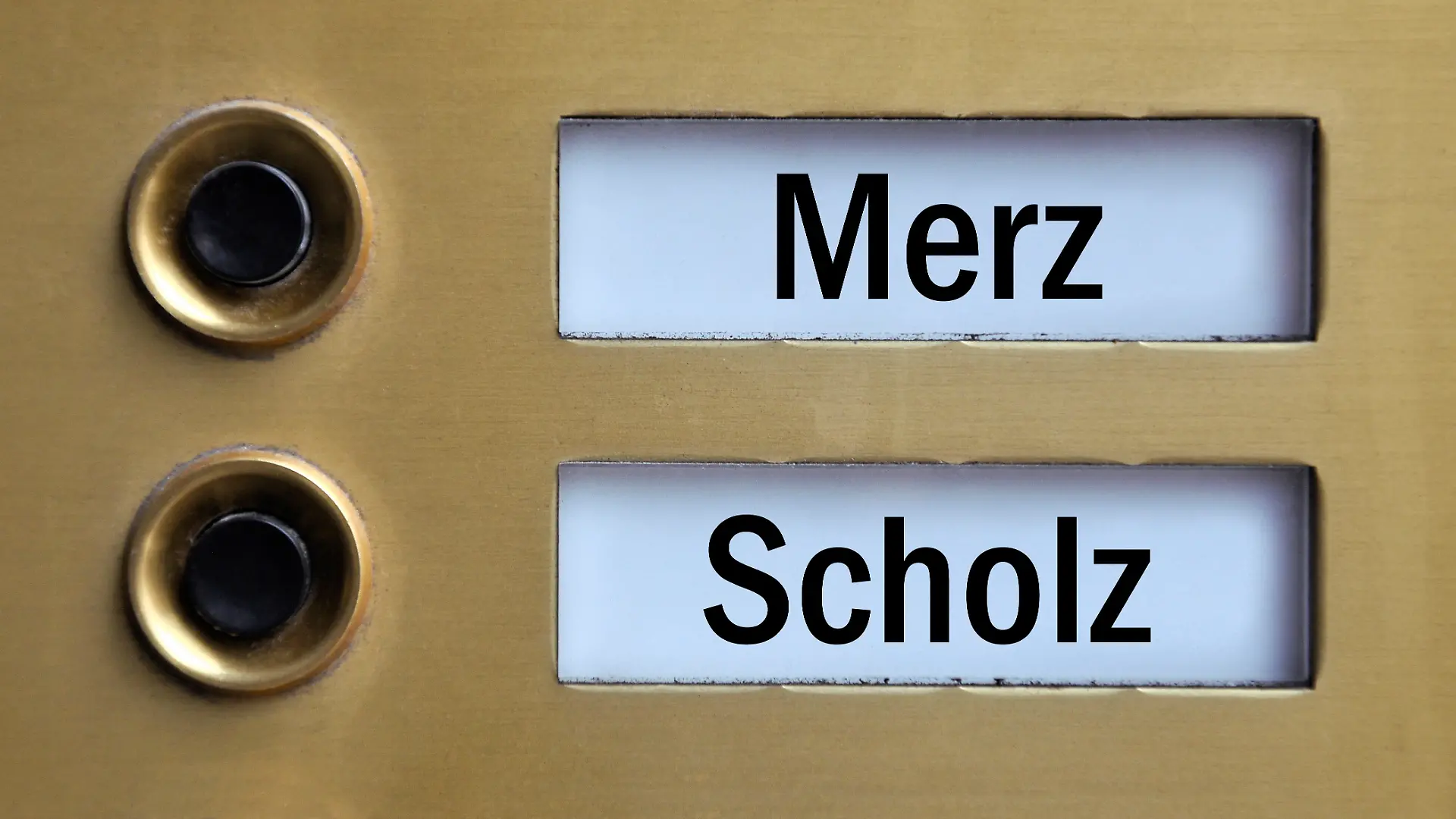 Fotomontage eines Klingelschilds mit den Namen Merz und Scholz