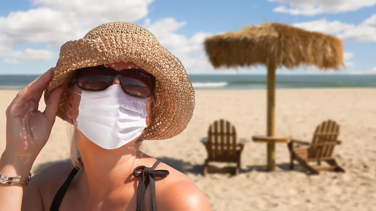 Frau im Urlaub mit Maske