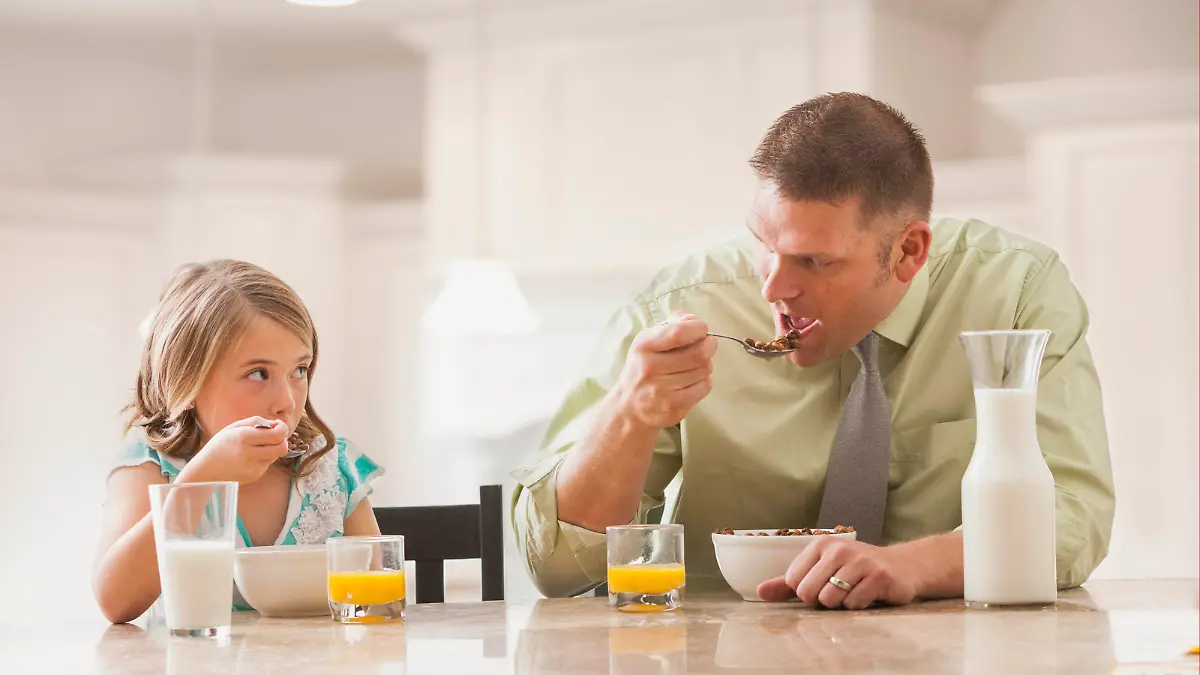 Vater, Eltern, Familie and daughter (6-7) essen, essende, essender, essendes, isst, Ernaehrung, Lebensmittel breakfast Keine Weitergabe an Drittverwerter.