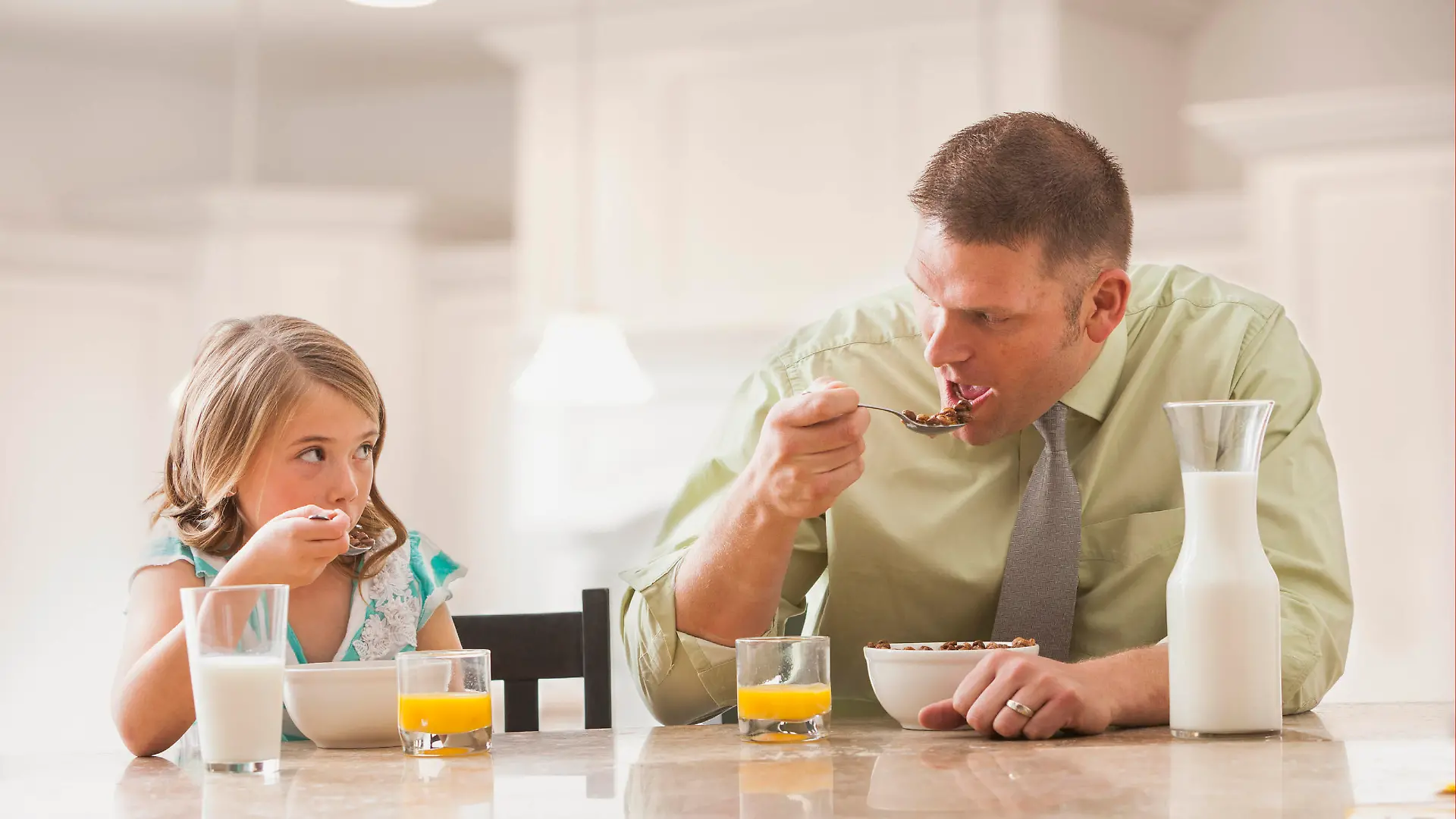 Vater, Eltern, Familie and daughter (6-7) essen, essende, essender, essendes, isst, Ernaehrung, Lebensmittel breakfast Keine Weitergabe an Drittverwerter.