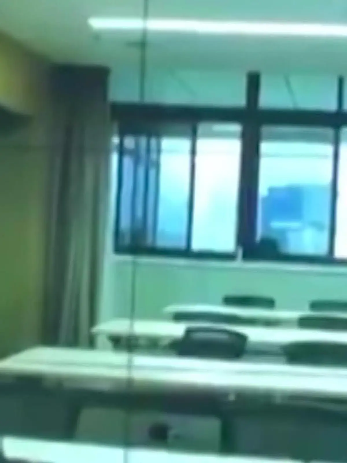 Bild zu: "Mitarbeiter knutschen auf der Arbeit! Die Kamera überträgts live"