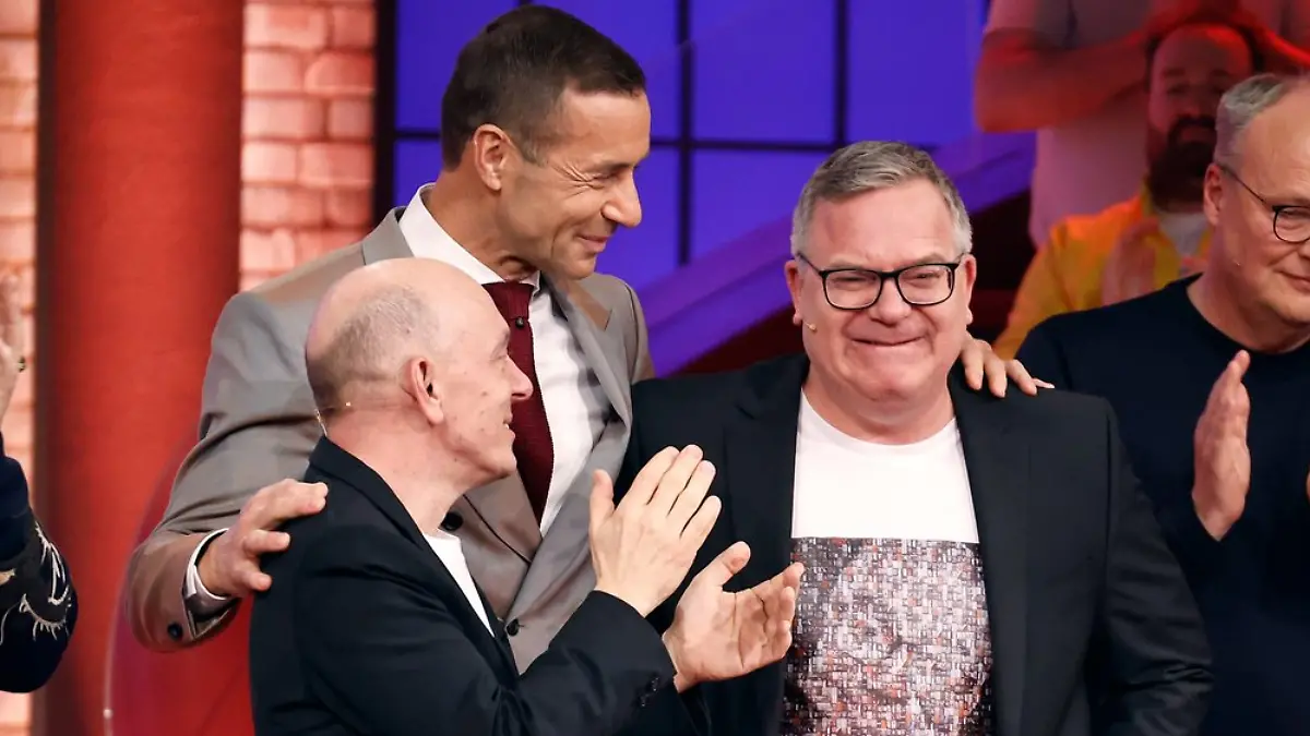 „Wer weiß denn sowas XXL”: Moderator Kai Pflaume und Teamkapitän Bernhard Hoëcker (l.) verabschieden sich vom weinenden Elton.