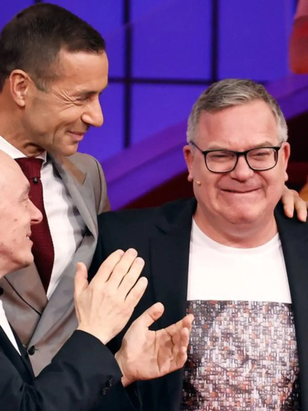 „Wer weiß denn sowas XXL”: Moderator Kai Pflaume und Teamkapitän Bernhard Hoëcker (l.) verabschieden sich vom weinenden Elton.