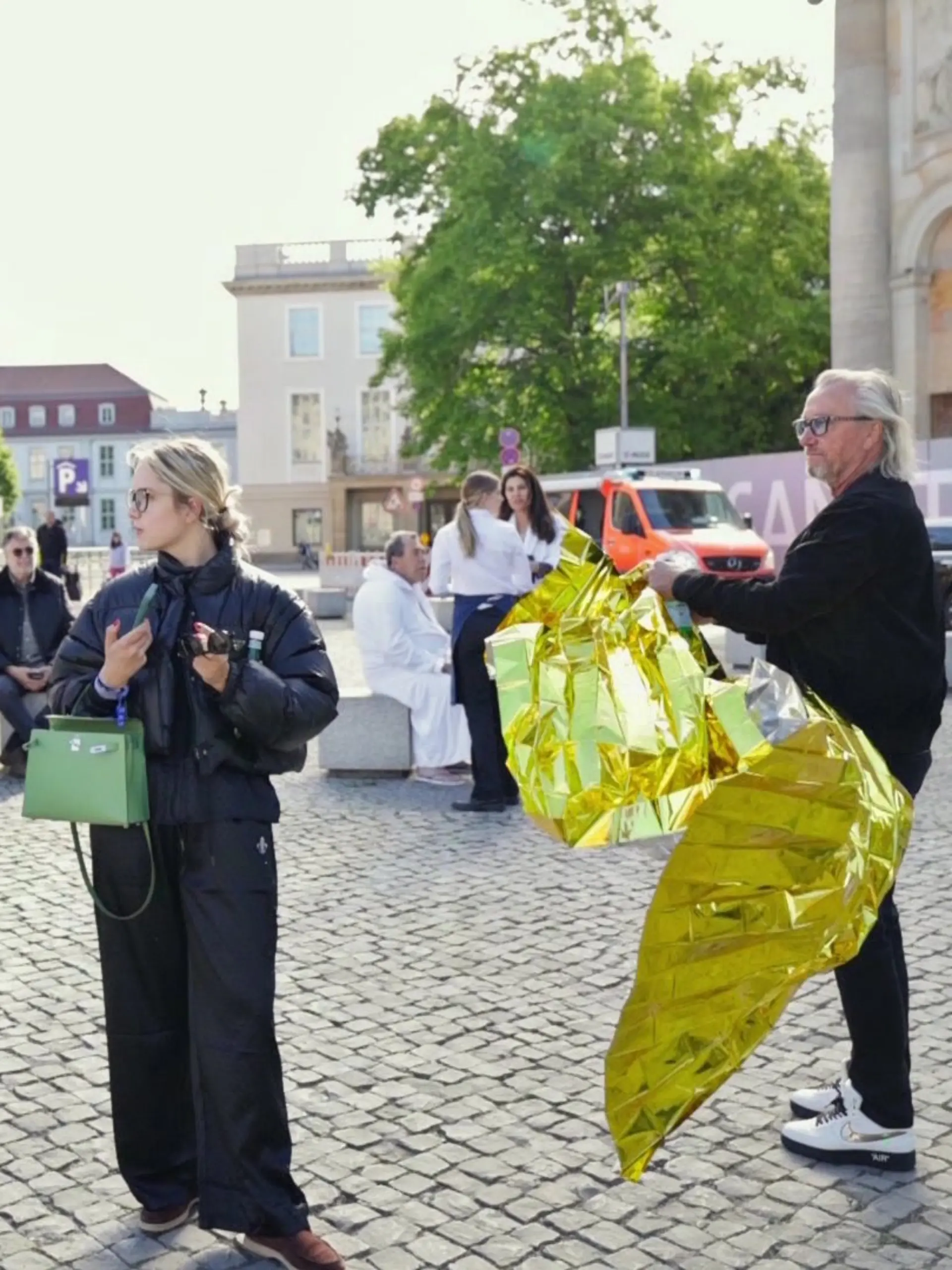 Die Geissens warten gemeinsam mit den anderen Hotelgästen vor dem Hotel.