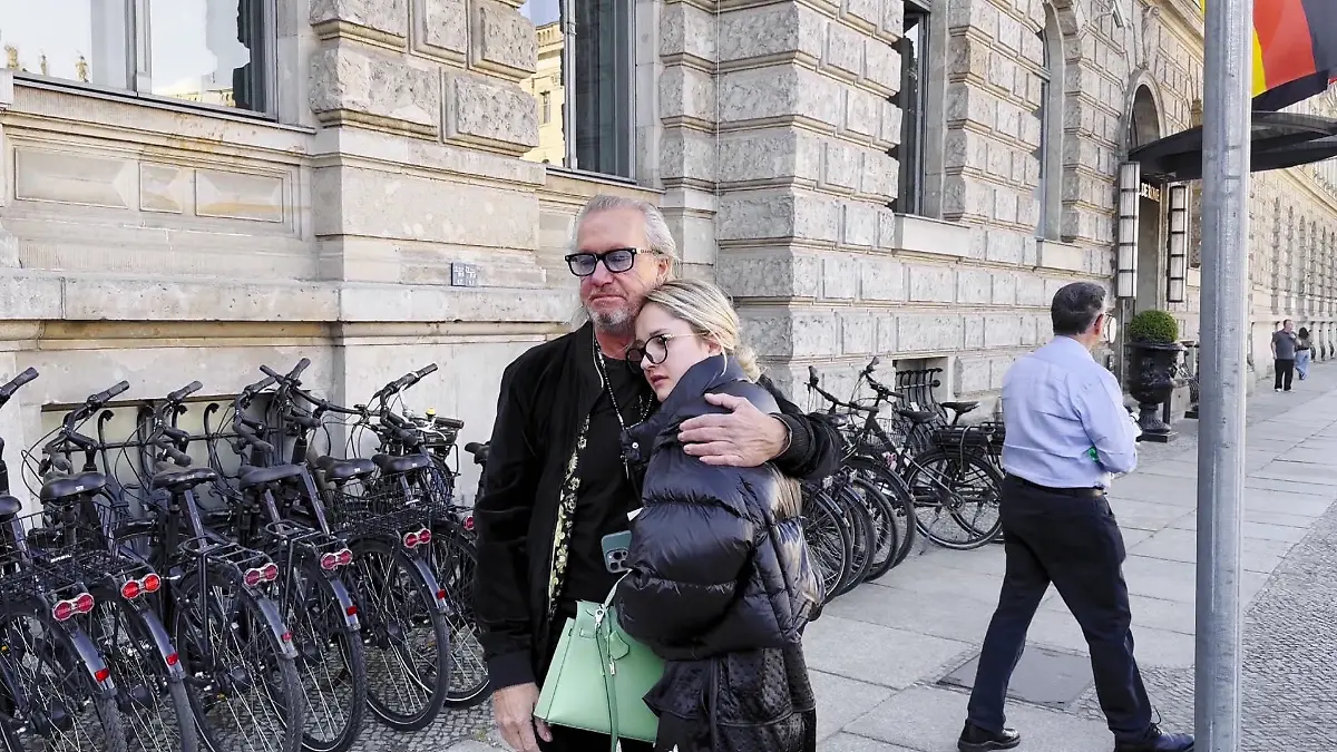 Robert und Davina Geiss nach der Evakuierung des Hotels.
