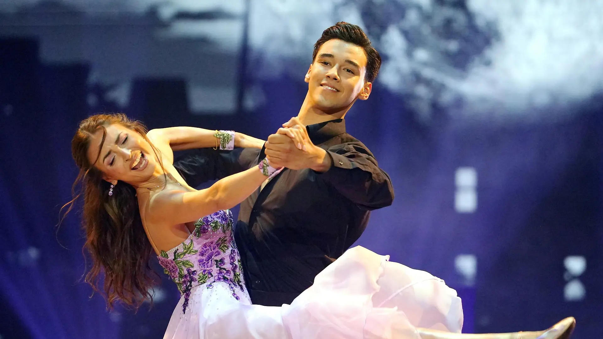 Diego Pooth und Ekaterina Leonova tanzen Langsamer Walzer.
