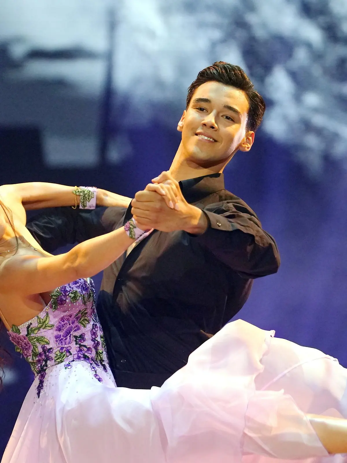 Diego Pooth und Ekaterina Leonova tanzen Langsamer Walzer.
