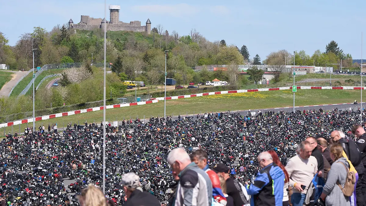 Zehntausende Motorrad-Fans beim «Anlassen» am Nürburgring.