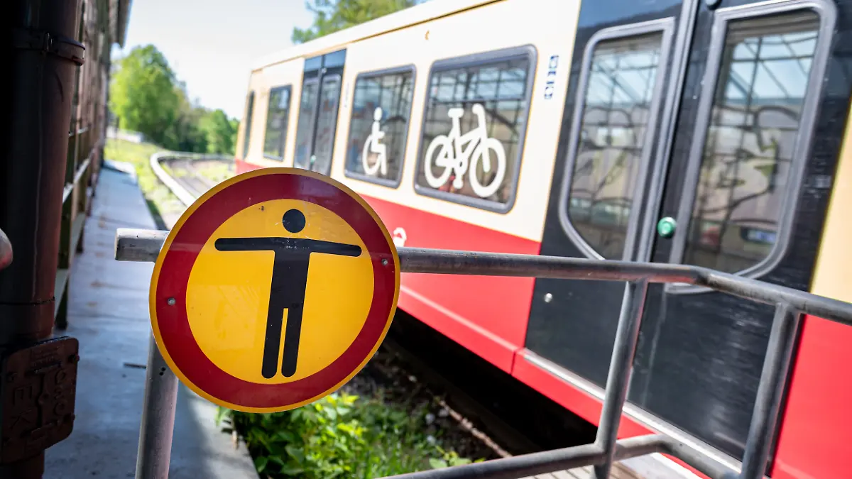 Ein Verbotsschild, aufgenommen am S-Bahnhof Nikolassee. Zwei Menschen sind beim Surfen auf dem Dach einer S-Bahn ums Leben gekommen. Die beiden seien am frühen Sonntagmorgen am Bahnhof Nikolassee auf der S-Bahn mitgefahren, teilte die Polizei mit.