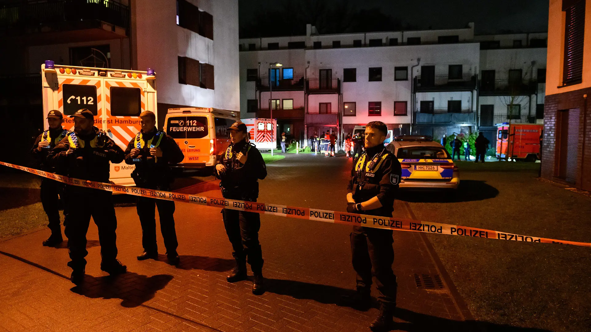 26.03.2023, Hamburg: Zahlreiche Beamte sichern den abgesperrten Einsatzort.Zwei Männer sind am späten Samstagabend in Hamburg-Langenhorn durch Schüsse ums Leben gekommen. Laut Angaben der Staatsanwaltschaft Hamburg von Sonntag handelt es sich bei einem der Toten um den mutmaßlichen Schützen. Der Mann soll nach dem derzeitigen Stand der Ermittlungen den anderen Mann mit mehreren Schüssen getötet haben. Foto: Jonas Walzberg/dpa +++ dpa-Bildfunk +++