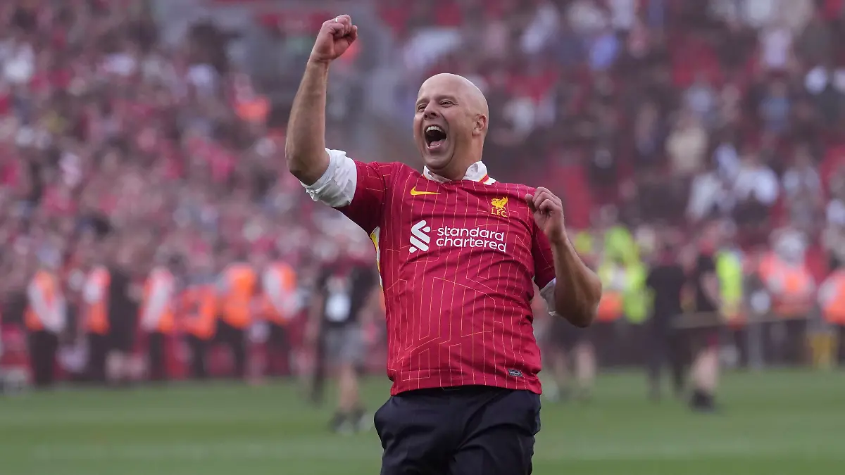 Arne Slot feiert seinen ersten Meistertitel mit dem FC Liverpool.