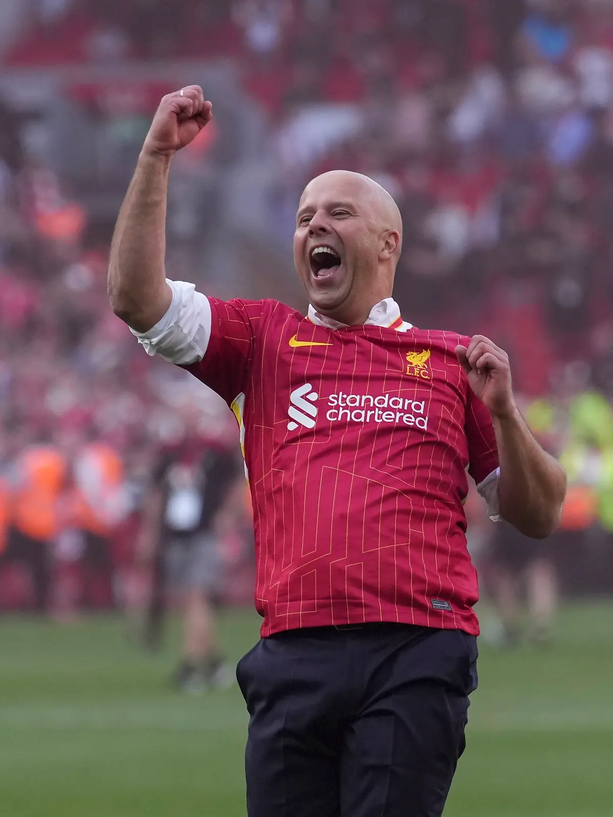 Arne Slot feiert seinen ersten Meistertitel mit dem FC Liverpool.