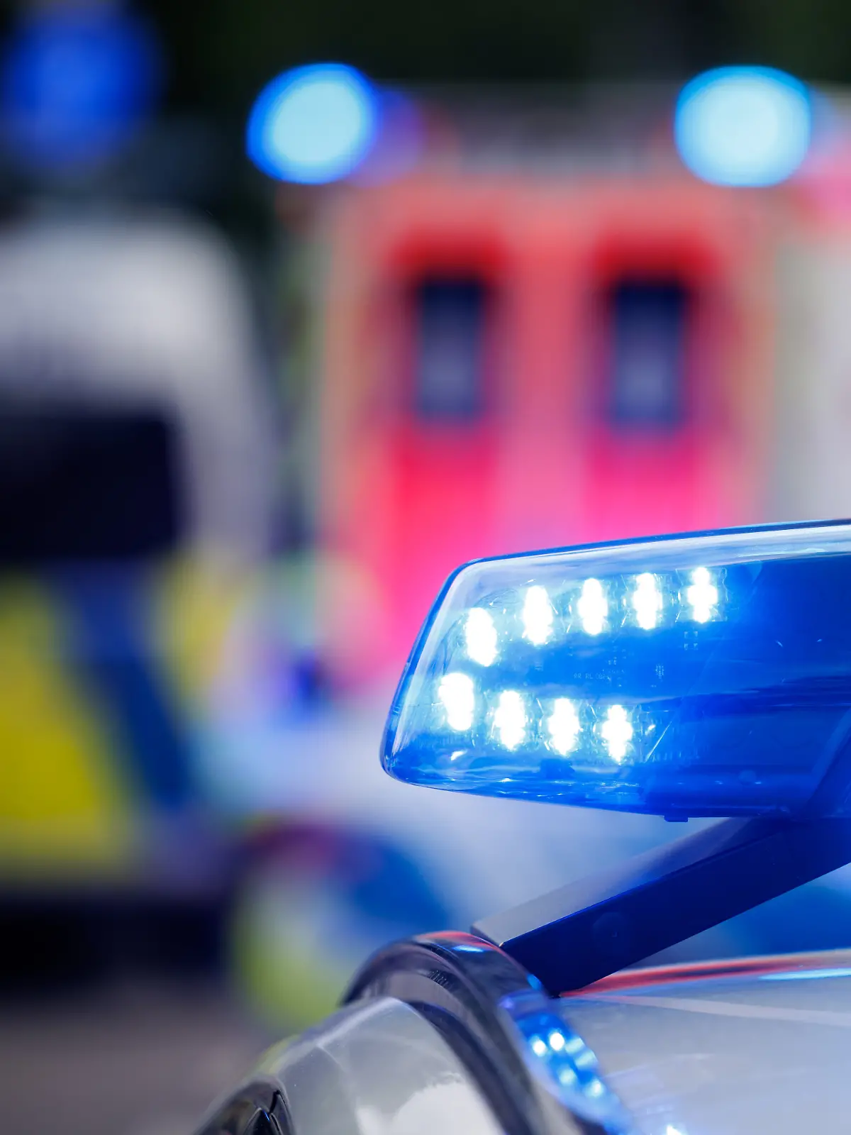 Bild zu: "Junge (12) crasht mit Motorrad gegen Baum und stirbt"
