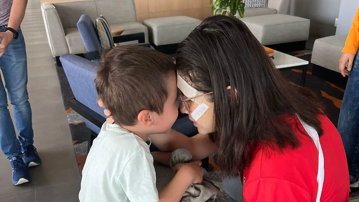 Laura Staub und ihr kleiner Sohn halten ihre Freude nicht zurück.