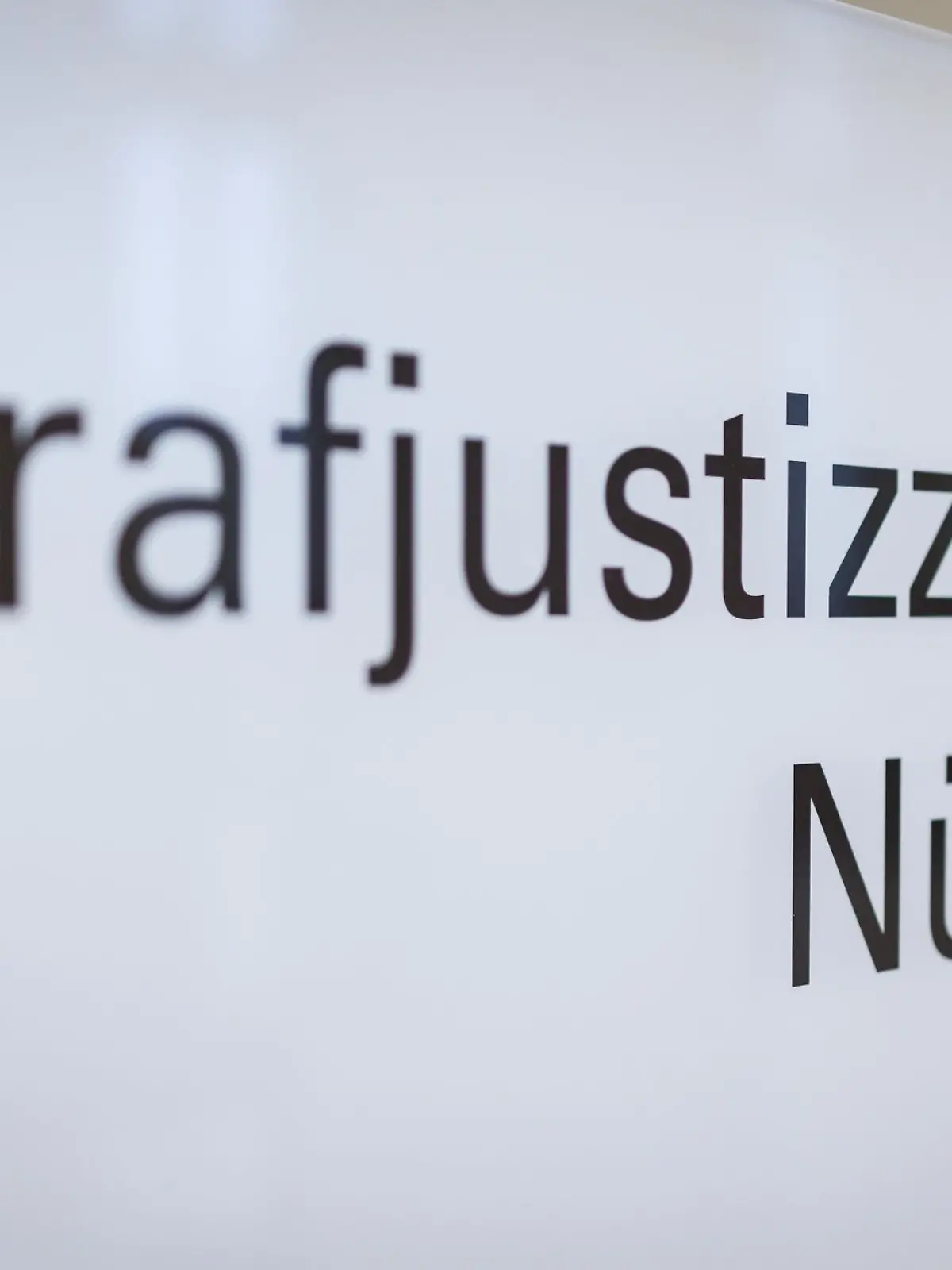 Bild zu: "Jugendlicher wegen Mordes und versuchten Mordes verurteilt – dicke Strafe"