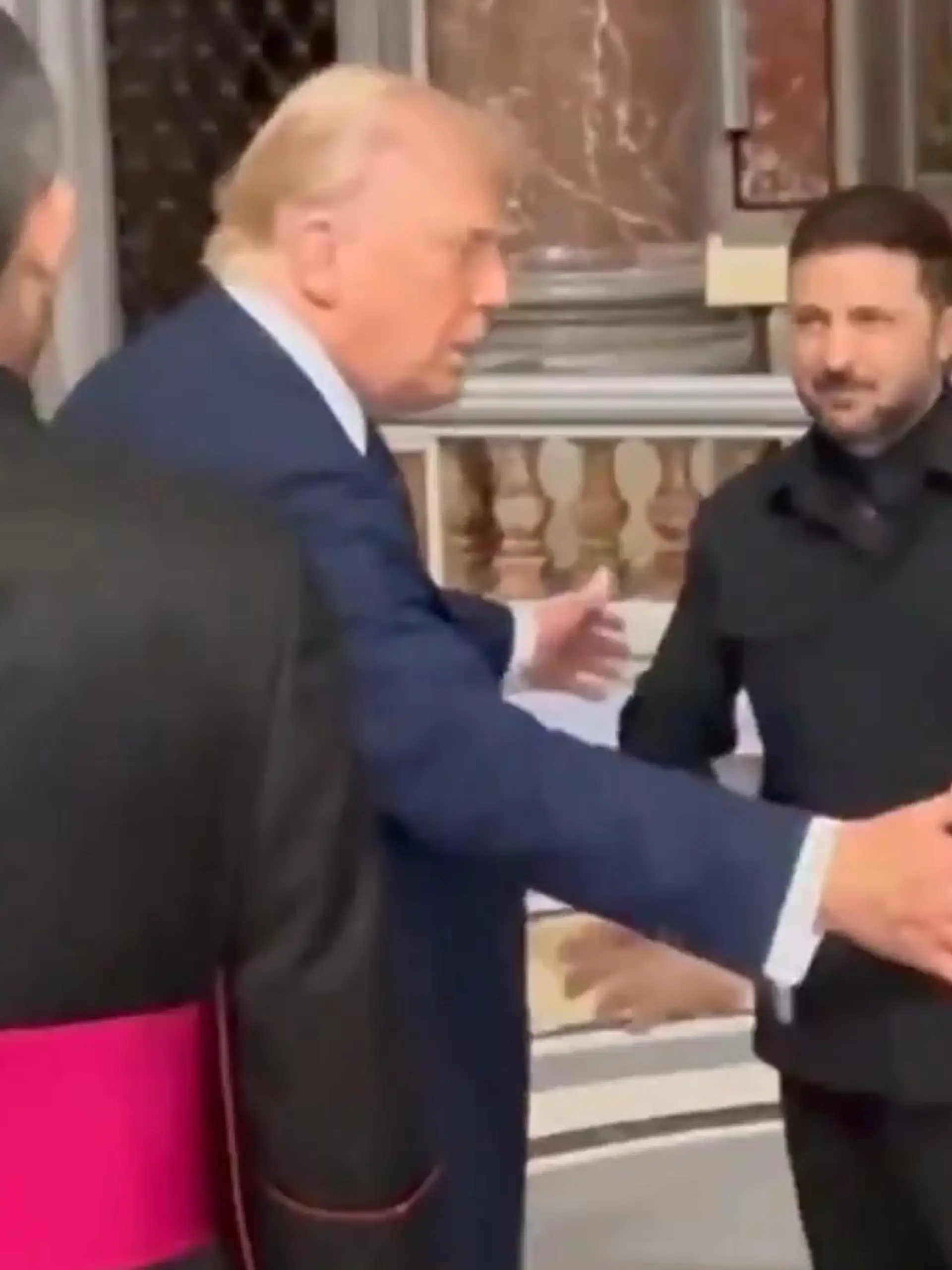 Bild zu: "Vor Gespräch mit Selenskyj! Schickt Trump hier Macron weg?"
