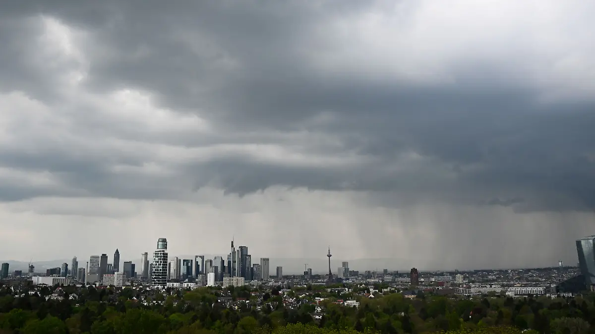 Regenwolken über der Bankenmetropole Frankfurt