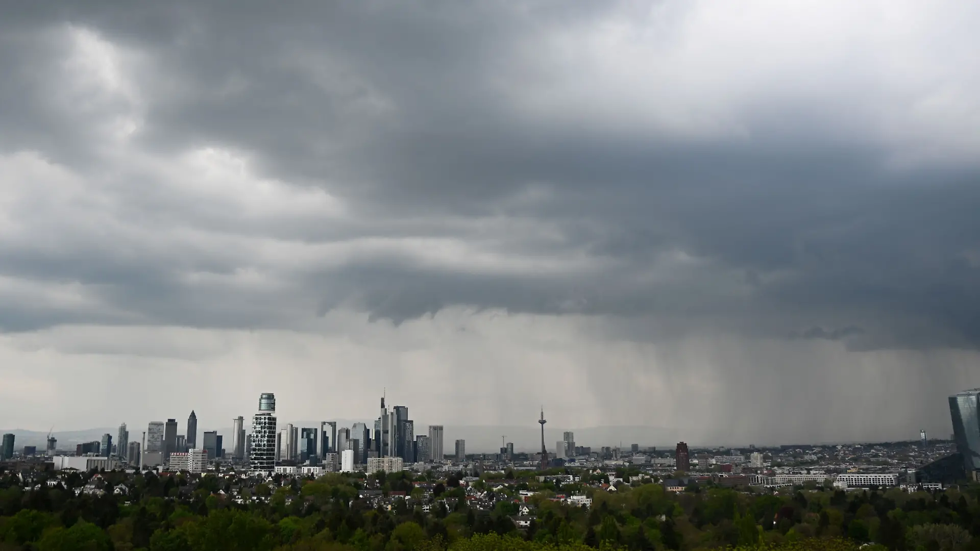 Regenwolken über der Bankenmetropole Frankfurt
