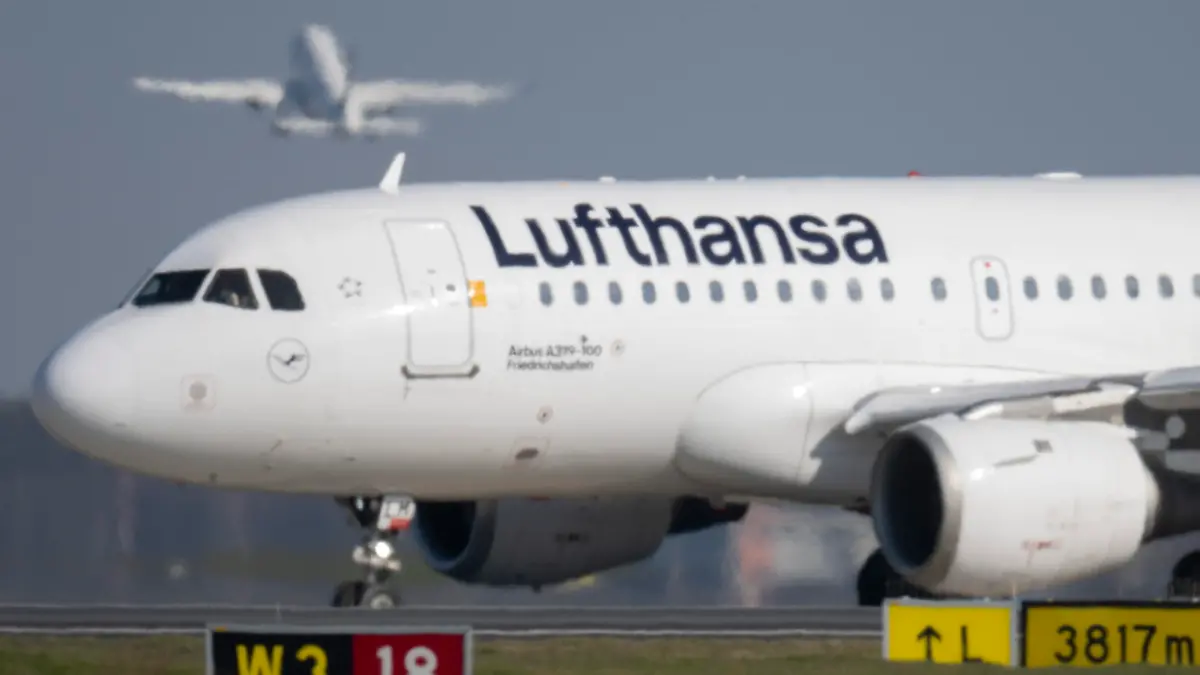 28.02.2023, Hessen, Frankfurt/Main: Eine Passagiermaschine der Lufthansa rollt auf dem Flughafen Frankfurt zu ihrer Startposition. Die Lufthansa stellt am 03.03. ihre Geschäftszahlen für das Jahr 2022 vor. Foto: Boris Roessler/dpa +++ dpa-Bildfunk +++