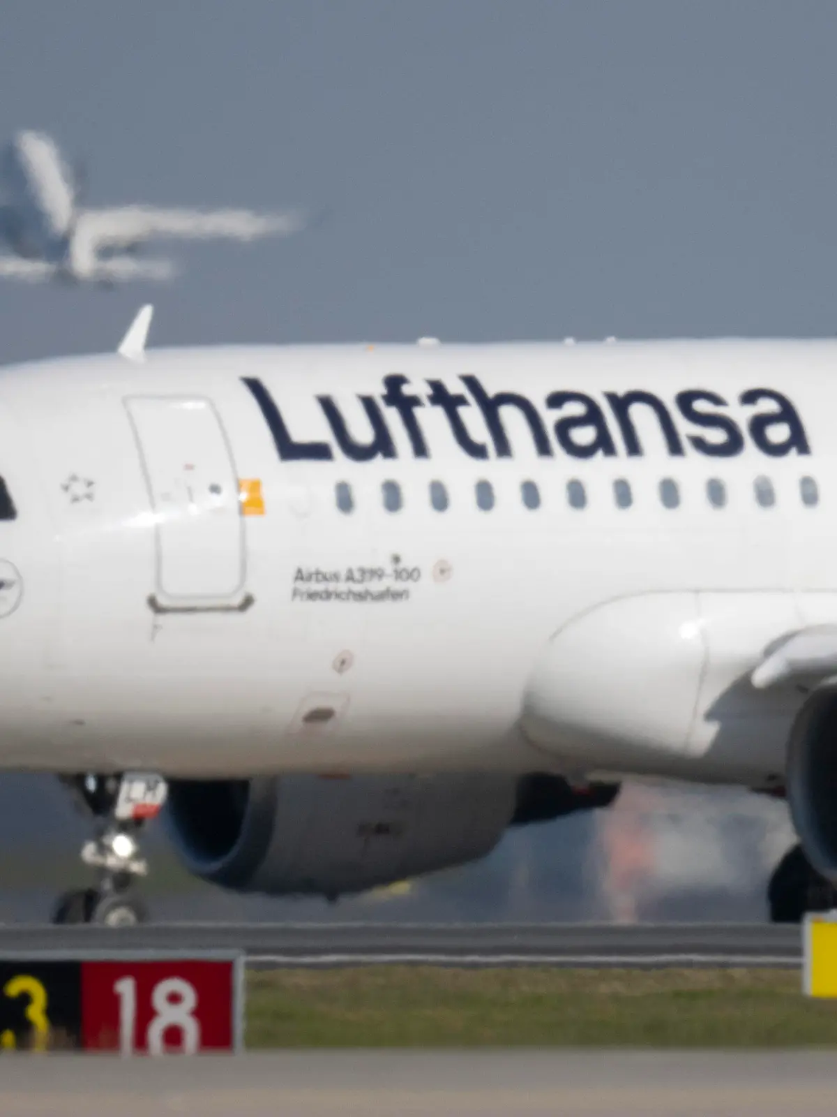 28.02.2023, Hessen, Frankfurt/Main: Eine Passagiermaschine der Lufthansa rollt auf dem Flughafen Frankfurt zu ihrer Startposition. Die Lufthansa stellt am 03.03. ihre Geschäftszahlen für das Jahr 2022 vor. Foto: Boris Roessler/dpa +++ dpa-Bildfunk +++