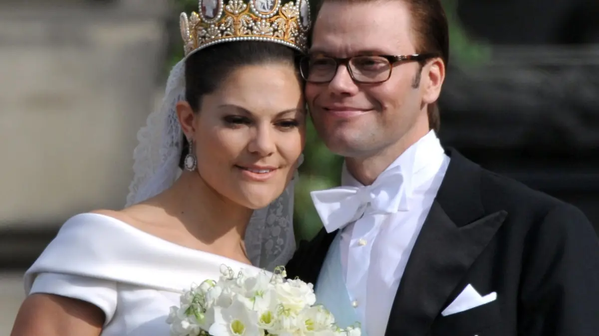 ARCHIV - 19.06.2010, Schweden, Stockholm: Schwedens Kronprinzessin Victoria (l) und Prinz Daniel stehen nach ihrer Hochzeit auf dem Balkon. Als sich Schwedens Kronprinzessin Victoria und der Fitnesstrainer Daniel Westling 2010 das Ja-Wort gaben, wurde das stete Lächeln der Prinzessin noch ein bisschen breiter und aus einem Bürgerlichen ein Prinz. Foto: Jochen Lübke/dpa +++ dpa-Bildfunk +++