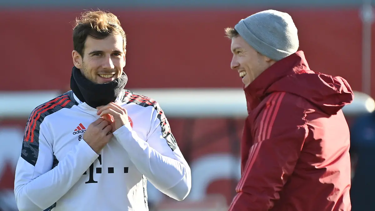 v.li:Leon GORETZKA (Bayern Muenchen) mit Trainer Julian NAGELSMANN (Bayern Muenchen). Fussball Champions League/ FC Bayern Muenchen - FC Barcelona ,Abschlusstraining am 07.12.2021