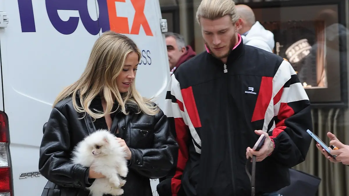 SONDERKONDITIONEN: MINDESTHONORAR: EXCLUSIVE: Diletta Leotta spotted walking through the streets of the center of Milan together with her boyfriend Loris Karius, a German goalkeeper who plays for Newcastle in the English Premier League. 
They are walking in the streets of the fashion district.
Diletta carries her new little dog Brando in her arms, while Loris Karius carries Lillo on a leash, then both get into a taxi to go home.
The Newcastle United player recently admitted he isn't sure if he'll be at the club next season.
Pictured: Loris Karius,Diletta Leotta
Ref: SPL5529705 130323 EXCLUSIVE
Picture by: Mimmo Carriero/IPA / SplashNews.com


World Rights, No France Rights, No Italy Rights, No Portugal Rights, No Spain Rights
