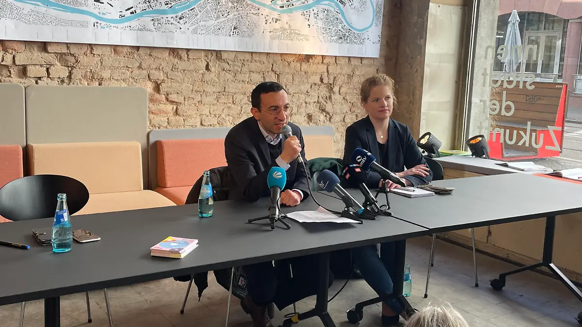 Auf einer Pressekonferenz sprach Mike Josef von seinen Zielen für die Stadt Frankfurt.