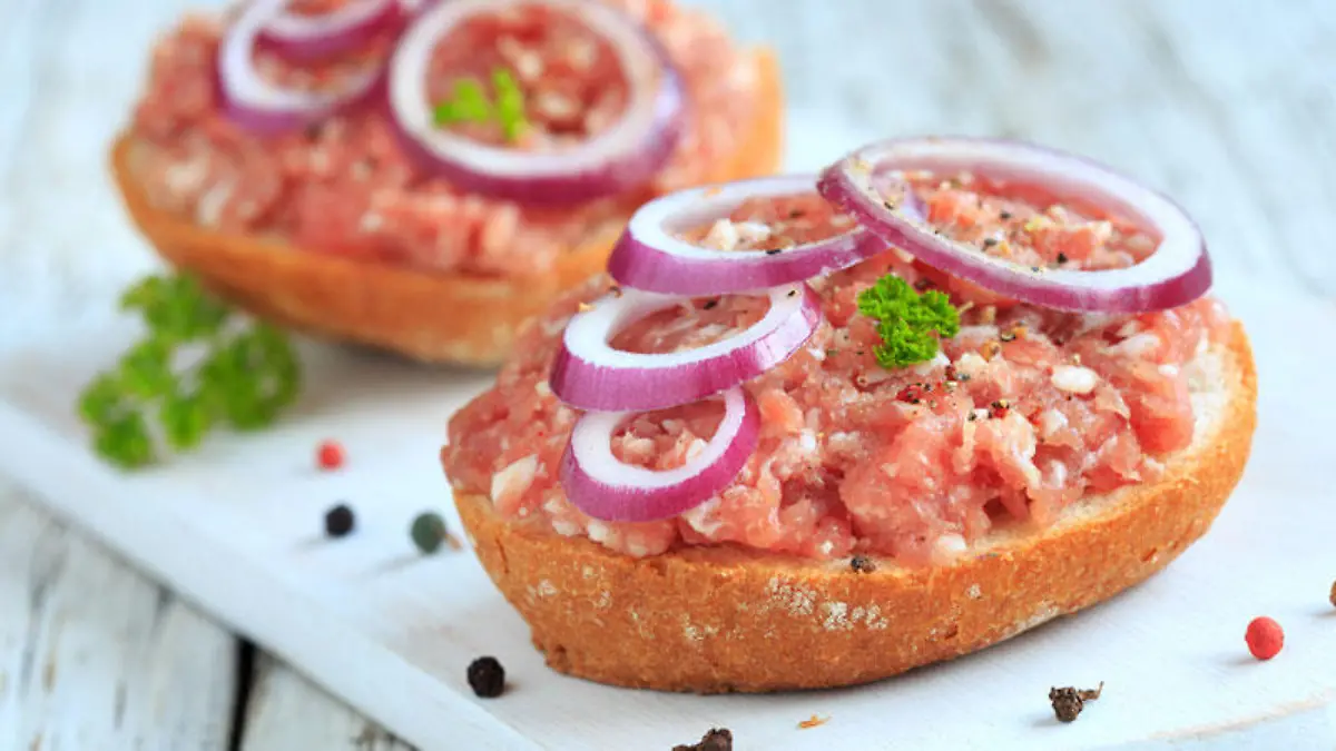 Kann ich jetzt noch bedenkenlos Mettbrötchen essen?