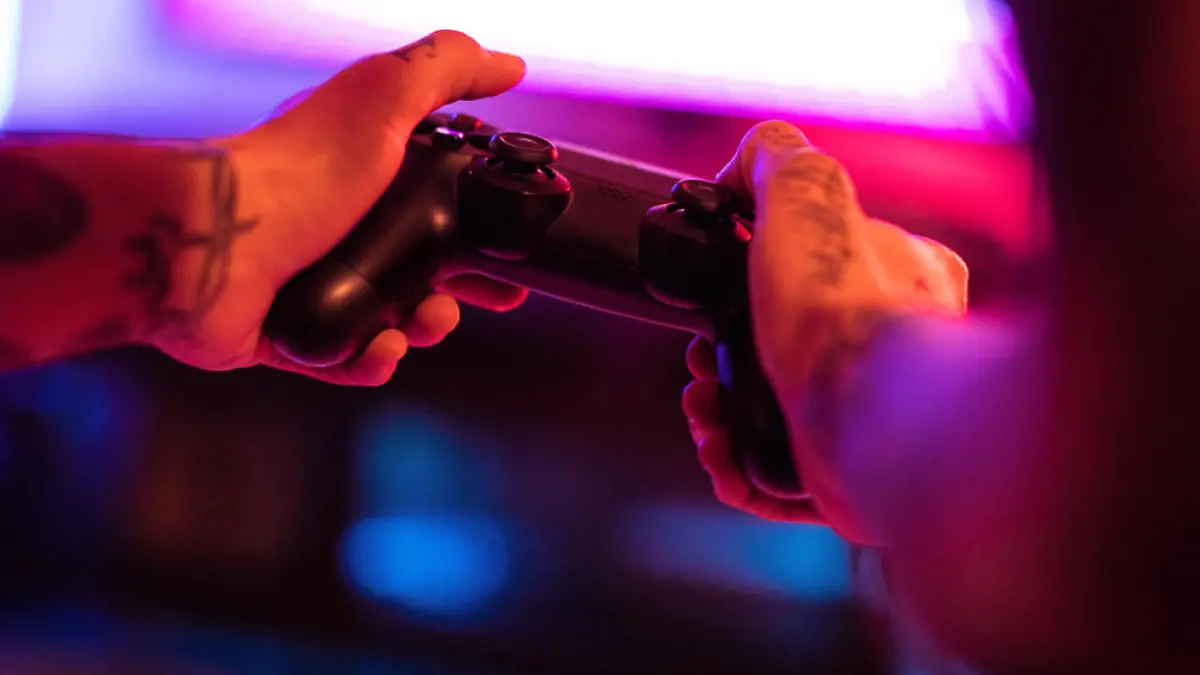 Mann spielt Playstation