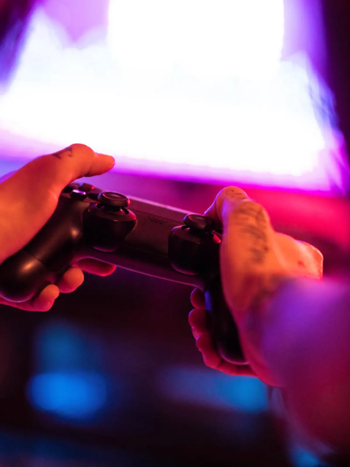 Mann spielt Playstation