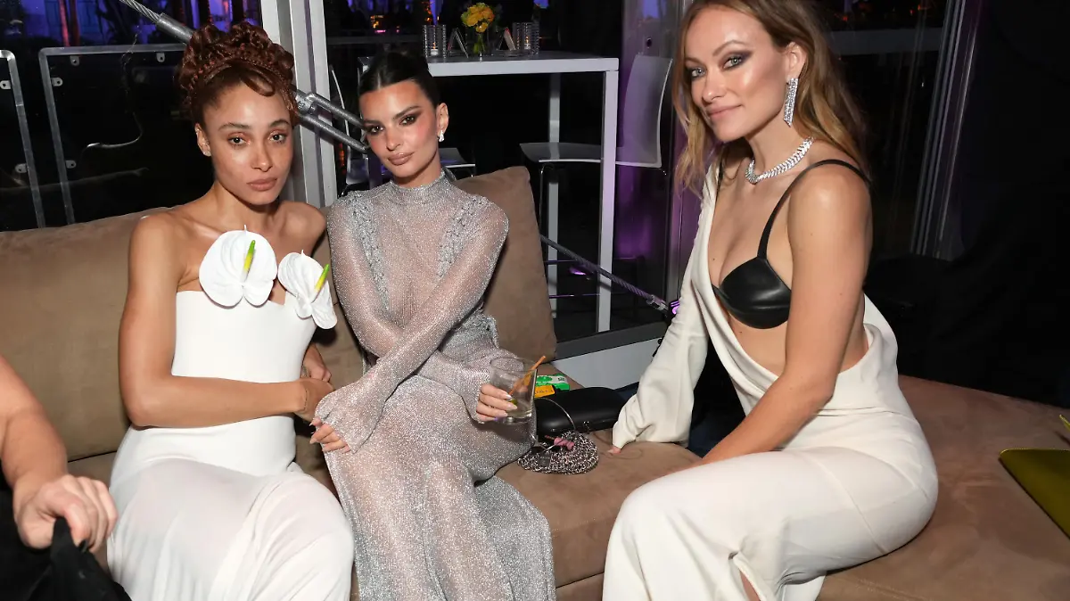 BEVERLY HILLS, CALIFORNIA - MARCH 12: EXCLUSIVE ACCESS, SPECIAL RATES APPLY. (L-R) Adwoa Aboah, Emily Ratajkowski and Olivia Wilde attend the 2023 Vanity Fair Oscar Party Hosted By Radhika Jones at Wallis Annenberg Center for the Performing Arts on March 12, 2023 in Beverly Hills, California. (Photo by Kevin Mazur/VF23/WireImage for Vanity Fair)