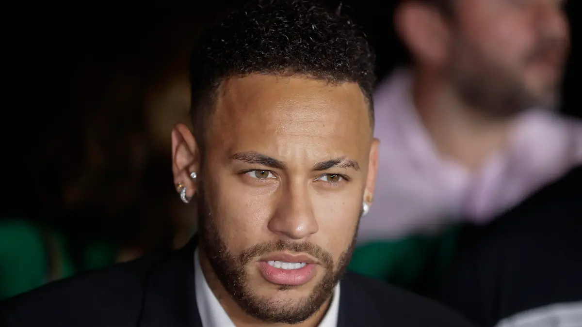 ARCHIV - 13.06.2019, Brasilien, Sao Paulo: Der brasilianische Fußballspieler Neymar spricht mit Journalisten, während er eine Polizeistation verlässt. Die brasilianische Polizei hat die Ermittlungen wegen Vergewaltigungsvorwürfen gegen den Fußballstar Neymar eingestellt. Foto: Andre Penner/AP/dpa +++ dpa-Bildfunk +++
