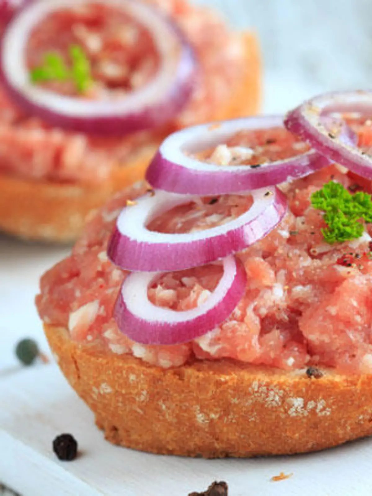 Nach der durch den Corona-Ausbruch bedingten Schließung von Deutschlands größtem Schlachtbetrieb in Rheda-Wiedenbrück fragen sich viele Konsumenten: Wird Fleisch jetzt wieder teuer, weil es knapper wird? Und kann ich jetzt noch bedenkenlos Fleisch essen? In beiden Fällen kann eigentlich Entwarnung gegeben werden. Doch ist der Verzehr auch von rohem Fleisch wie zum Beispiel Mett wirklich bedenkenlos?