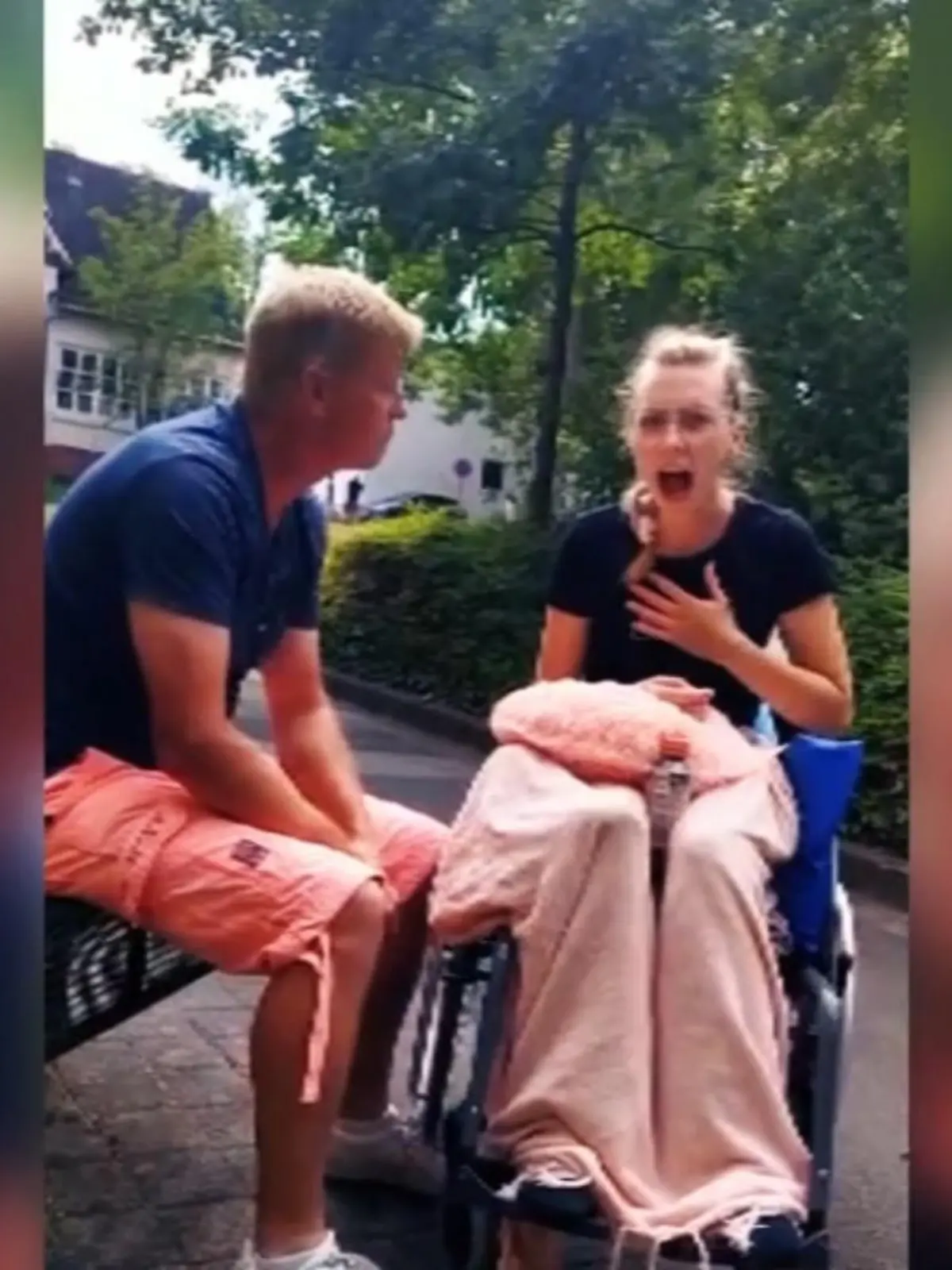 Liza ist erst 26, als sich ihr Leben von jetzt auf gleich ändert. Sie geht mit Kopfschmerzen zu ihrer Hausärztin, die Symptome deuten auf einen Schlafanfall hin. Doch dafür ist sie eigentlich viel zu jung! Doch nur wenig später passiert es: Schlaganfall mit Mitte 20. Von jetzt auf gleich kann Liza nicht mehr laufen und sprechen. Doch aufgeben kommt für sie nicht infrage.