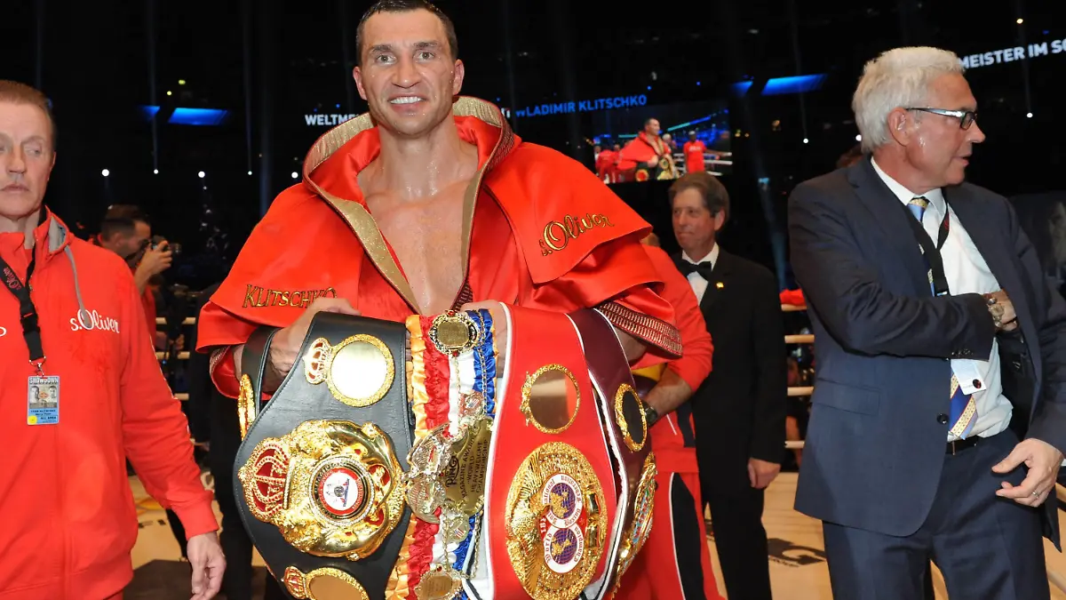 GER, WBC WM, Wladimir Klitschko vs. Kubrat Pulev 15.11.2010, o2 World, Hamburg, GER, Weltmeisterschaft Schwergewicht, Wladimir Klitschko (GER) vs Kubrat Pulev (BUL), im Bild Wladimir Klitschko jubelt mit den Guertelnger WBC World Cup Wladimir Klitschko vs Kubrat Pulev 15 11 2010 O2 World Hamburg ger World Cup Heavy weight Wladimir Klitschko ger vs Kubrat Pulev Bul in Picture Wladimir Klitschko cheering with the Belts