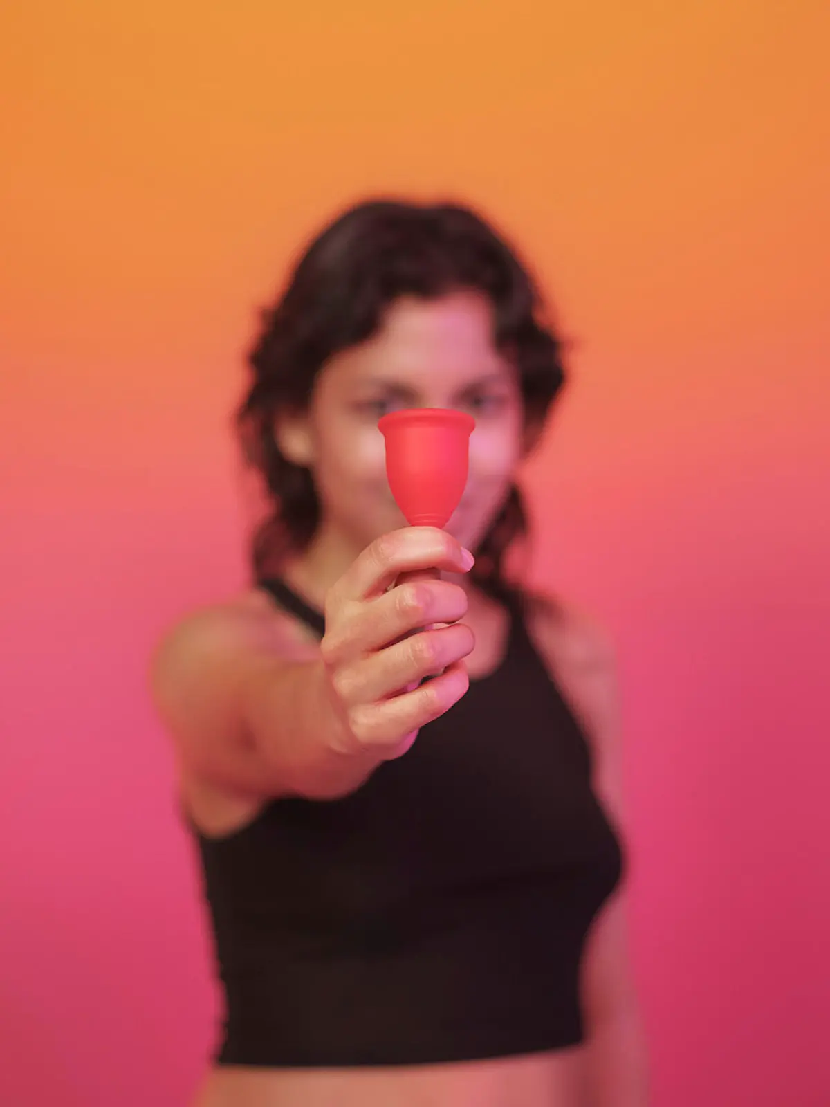 Lina Bembe hält eine Menstruationstasse